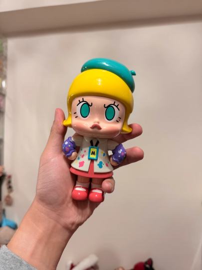 看完展览爱上了这位咬唇的小女孩Molly因为是20周年加上小画家的造型，忍不住入手第一只Angry Molly生气的样子怎么还是很可爱呀！