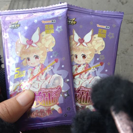 萱萱拆卡终于又幸运一回了，两包不仅没空，还是价格较高的高卡位，普卡有两个安琪儿女神😍