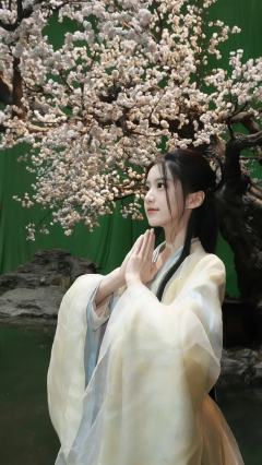 『昭昭的江湖明信片』昭昭梨花树下的可爱连拍笔芯嗷呜~