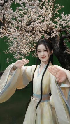 『昭昭的江湖明信片』昭昭梨花树下的可爱连拍笔芯嗷呜~