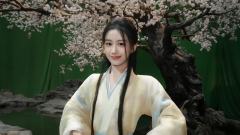 『昭昭的江湖明信片』昭昭梨花树下的可爱连拍笔芯嗷呜~