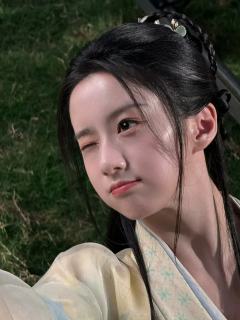 『昭昭的江湖明信片』昭昭梨花树下的可爱连拍笔芯嗷呜~