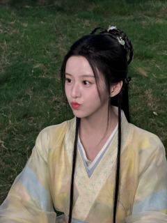 『昭昭的江湖明信片』昭昭梨花树下的可爱连拍笔芯嗷呜~