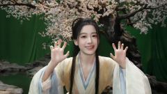 『昭昭的江湖明信片』昭昭梨花树下的可爱连拍笔芯嗷呜~