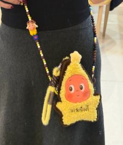 加个手机链就可以当零钱包了 
可可爱爱背出门 可以放得下钥匙