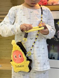 加个手机链就可以当零钱包了 
可可爱爱背出门 可以放得下钥匙