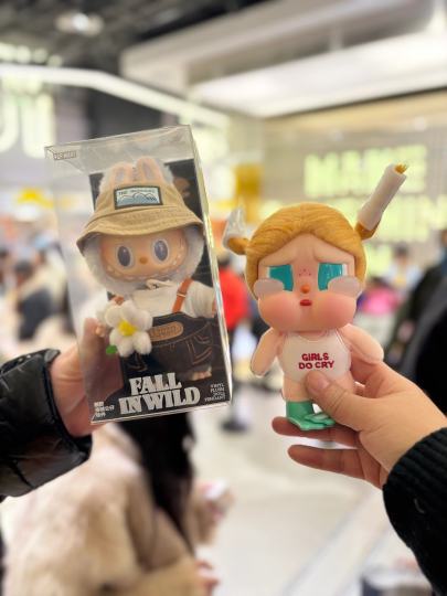 逛万象城popmart发现小春野放大货了！crybaby度假毛绒也在放大货，顺手拿下一只，又是咕噜咕噜，幸好喜欢😍