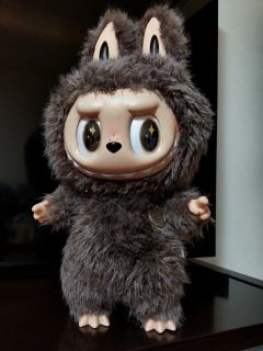 999元买到的全新labubu大首领。
非常的大，头跟我一样