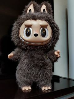 999元买到的全新labubu大首领。
非常的大，头跟我一样