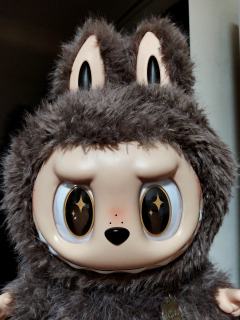 999元买到的全新labubu大首领。
非常的大，头跟我一样