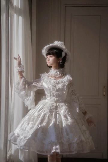 阳光下的洁白花嫁圣洁无瑕却又保持着少女的娇俏可人