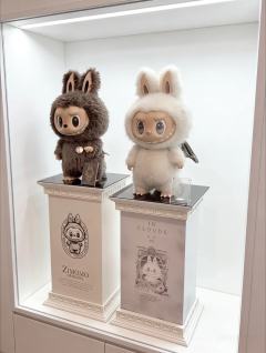 LABUBU的包装盒￼配上这个罗马柱太搭了
还好没把盒子拿去