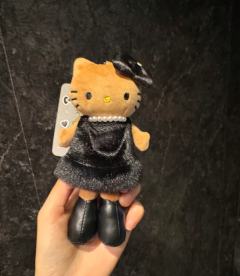 简约利落的小黑裙搭配珍珠项链
应该是每个女孩子的精致理想吧國