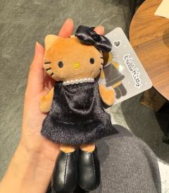 简约利落的小黑裙搭配珍珠项链
应该是每个女孩子的精致理想吧國