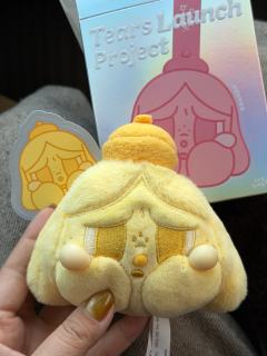 奶黄色的绒团软乎乎的，捏一下
脸颊的“眼泪”就弹出来
像把烦