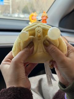 奶黄色的绒团软乎乎的，捏一下
脸颊的“眼泪”就弹出来
像把烦