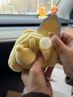 奶黄色的绒团软乎乎的，捏一下
脸颊的“眼泪”就弹出来
像把烦