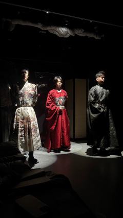 “女儿,若青史骂我十卷,只要有一笔是你含泪落下的朱砂,那为父