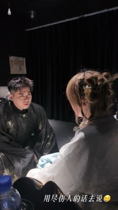 “女儿,若青史骂我十卷,只要有一笔是你含泪落下的朱砂,那为父