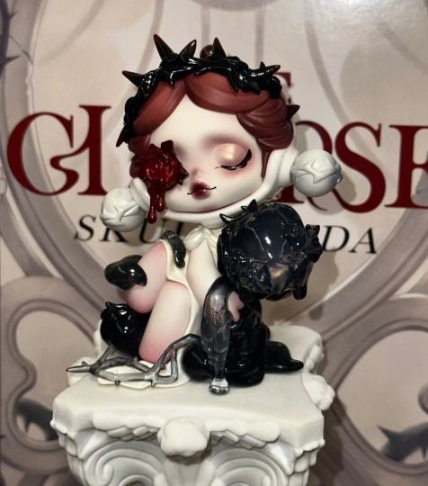 记得爱人吊卡发布那晚！我是蹲点等着抢的，躺床上等着等着就睡着了！就这么错过了～而那时价格也不高～然而，那时也是刚入坑的小白，不太懂～真是后悔没早点买😥