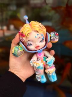 盛满金鱼的玻璃缸，便漾开了少女关于王家卫电影般氤氲的爱情幻想