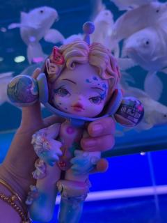 盛满金鱼的玻璃缸，便漾开了少女关于王家卫电影般氤氲的爱情幻想