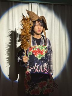 塑料温室
“那就让温室燃烧吧,只有灰烬能长出我们的春天。”