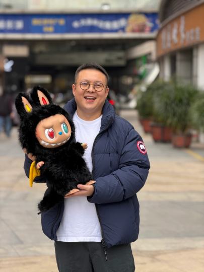 Zimomo发售当天就拿到了两只。珠海万象城早上10点开门，第一个抱出来两只，比想像中加价少得多。1600也还可以，很感谢小哥哥没有鸽我。可以让我第一时间拥有两只。开心。