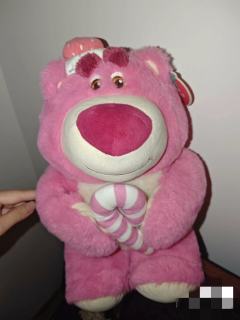 名创优品可爱版正版草莓熊，30cm高，带原装吊牌，左耳有迪士