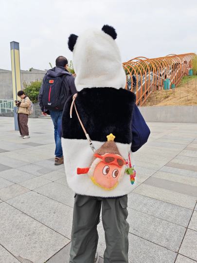 过年最靓的崽。星星人包包太适合娃背了。