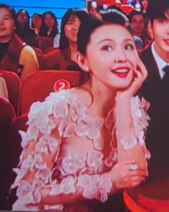 瞧瞧今年的春晚上，有眉姐姐（斓曦），有叶澜依（热依扎）和淳儿