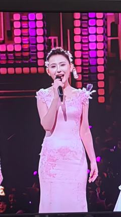 瞧瞧今年的春晚上，有眉姐姐（斓曦），有叶澜依（热依扎）和淳儿