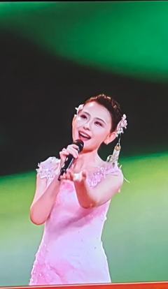 瞧瞧今年的春晚上，有眉姐姐（斓曦），有叶澜依（热依扎）和淳儿