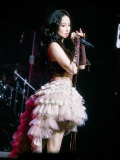 这个造型很适合安妮塔，安妮塔也很适合这类型的设计，因为她的眼