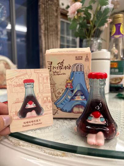 玻璃可乐瓶，属于小时候的记忆红头发拽拽的表情也是亮点瓶身还有水珠的细节沉甸甸的很有手感这款真的很好看