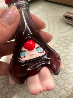 玻璃可乐瓶，属于小时候的记忆
红头发拽拽的表情也是亮点
瓶身