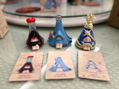 玻璃可乐瓶，属于小时候的记忆
红头发拽拽的表情也是亮点
瓶身