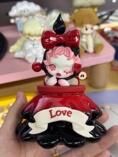 首先是正品。
其次：泡泡玛特这做工是返祖了吗？这连接线？这塑