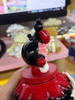 首先是正品。
其次：泡泡玛特这做工是返祖了吗？这连接线？这塑