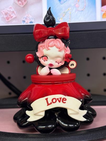 首先是正品。其次：泡泡玛特这做工是返祖了吗？这连接线？这塑料感？这廉价感？完全报警的程度啊！家人们，把泡泡玛特拉黑吧…