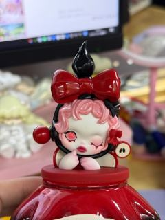 首先是正品。
其次：泡泡玛特这做工是返祖了吗？这连接线？这塑