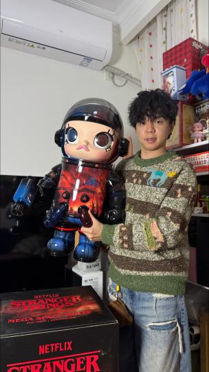 娃友们！本潮玩玩家+怪奇物语海外版心心念念的MEGA SPACE MOLLY怪奇物语联名，终于到我手上了！这哪里是潮玩，这分明是把我挚爱的两个宇宙炸穿了一个次元洞啊！