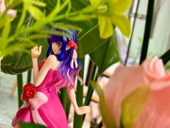 小爱穿着礼服走在花间，红毯造型美哭了！