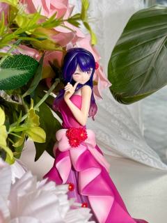 小爱穿着礼服走在花间，红毯造型美哭了！