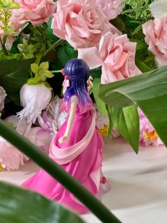 小爱穿着礼服走在花间，红毯造型美哭了！