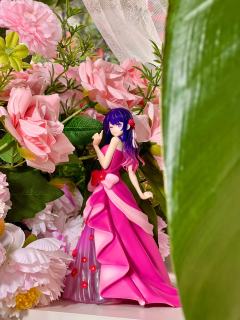 小爱穿着礼服走在花间，红毯造型美哭了！