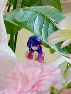 小爱穿着礼服走在花间，红毯造型美哭了！