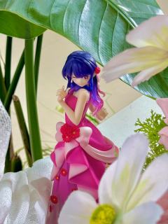 小爱穿着礼服走在花间，红毯造型美哭了！