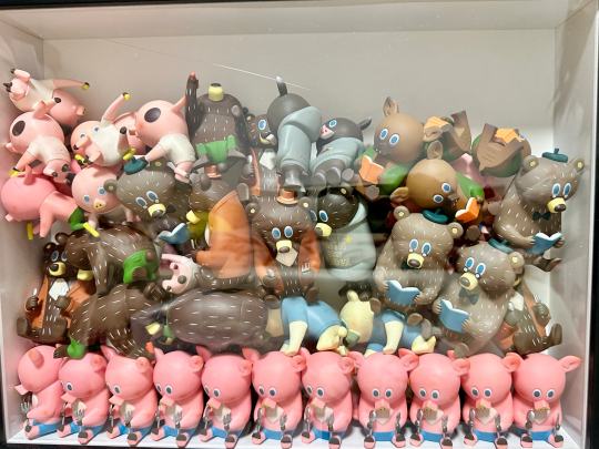 均价3/4块的快乐娃。就是品控有点差，很多玩具背后有记号笔的痕迹还有划痕（尤其是粉猪很明显）要是价格在1-2块那到挺好。