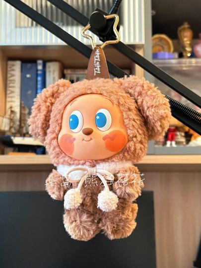 其实是拿咖啡小狗耳机包改的哦～发现加了身体可爱翻倍了！直接变身搪胶挂件！和星星人万圣节搪胶比都完全不输呀！如果想找我改娃的朋友可以私信我哦～